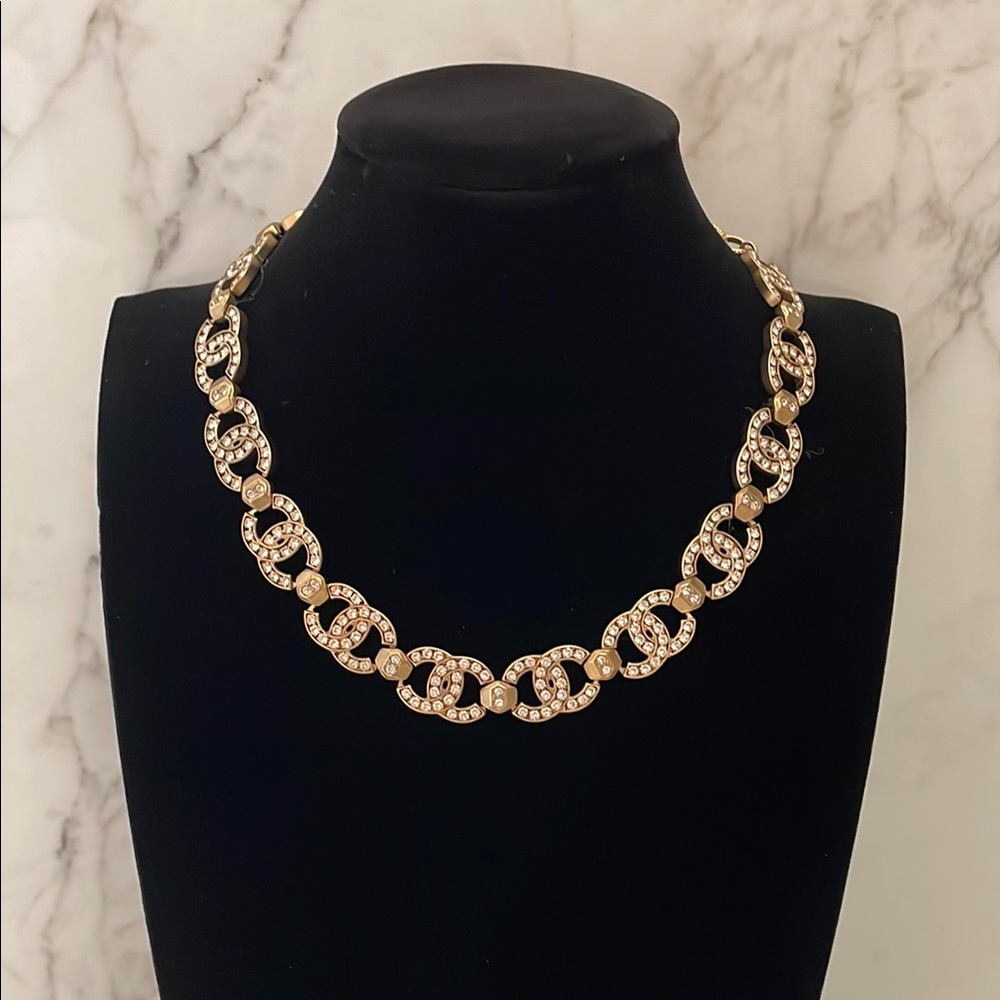 Elegant Gold and Crystal Necklace
